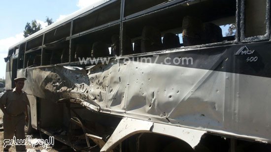 حمله مهاجمان ناشناس به اتوبوس حامل نظامیان مصری+تصاویر