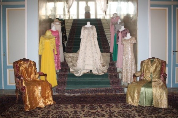 بازدید از لباس های شاه، فرح، اشرف و شمس پهلوی در موزه سعد آباد/ برگزاری کارگاه مرمت لباس