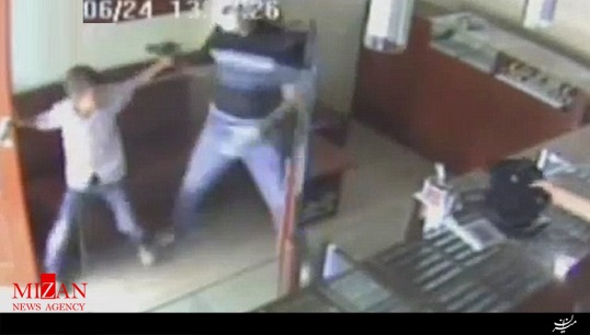 پسر کاراته‌باز با یک مشت سارق‌جواهرات را فراری داد! + فیلم