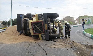 واژگونی یک دستگاه کامیون حامل گندم در بزرگهراه شهید یاسینی
