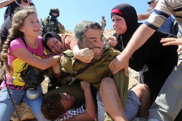 کتک خوردن نظامی صهیونیست از زنان فلسطینی+فیلم-عکس
