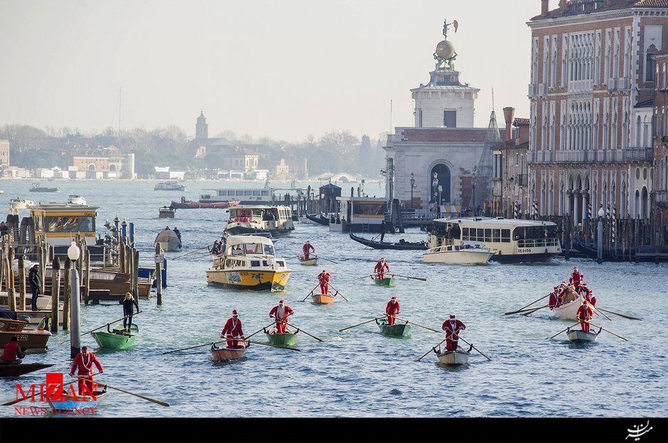 مسابقه قایقرانی بابانوئل ها در ونیز+عکس