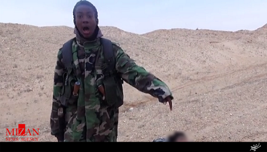 اعلان بیانیه داعش در کنار جسد سربریده + فیلم (16+)