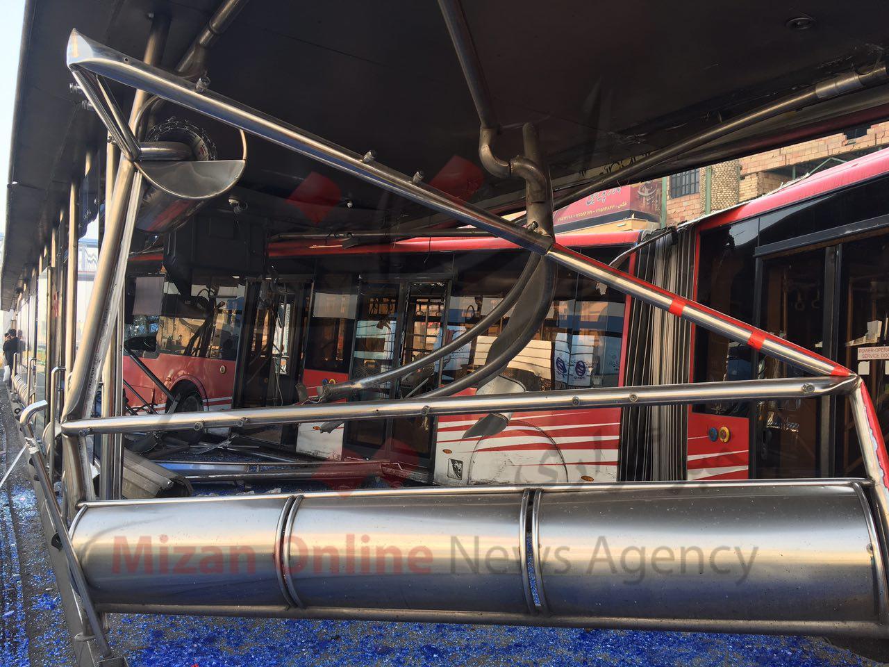 ورود سرزده اتوبوس بی. آر.تی به ایستگاه دو شهروند را مجروح کرد+تصاویر