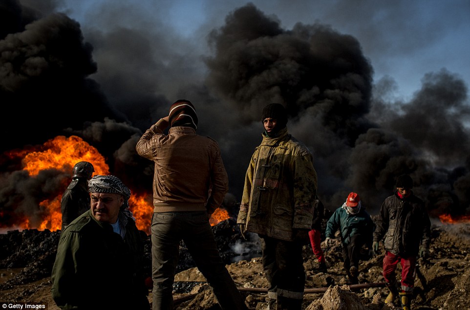 سوختن چاه‌های نفت 4 ماه پس از به آتش کشیده شده به وسیله داعش