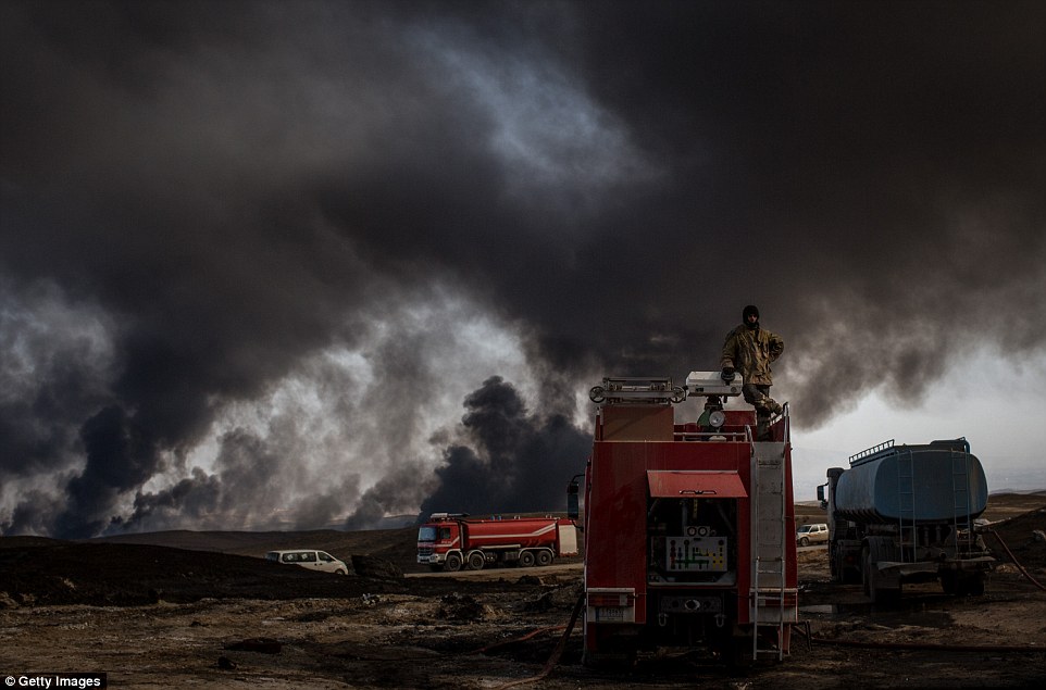 سوختن چاه‌های نفت 4 ماه پس از به آتش کشیده شده به وسیله داعش