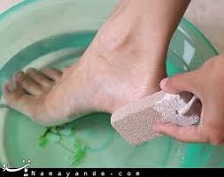 رفع بسیاری از سردردها و سرگیجه‌ها با استفاده از سنگ پا در حمام!