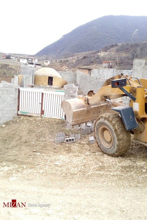 اجرای حکم قلع و قمع 5 بنا در روستای زیارت + عکس