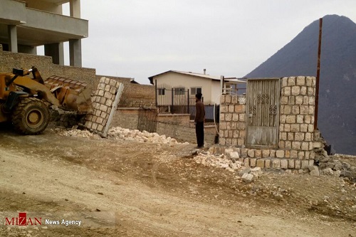اجرای حکم قلع و قمع 5 بنا در روستای زیارت + عکس