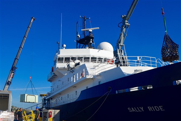 اقیانوس‌شناسی با قایق‌ها و زیردریایی‌های رباتیک