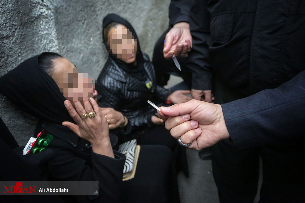 پاتک پلیس به خانه های فروش مواد مخدر در مشهد/ دستگیری 30 فروشنده مواد