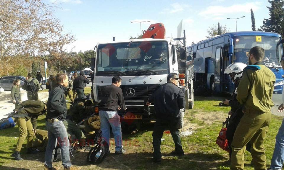ورود یک کامیون به میان شهرک نشینان صهیونیست در قدس اشغالی/3 صهیونیست به هلاکت رسیدند/15 نفر دیگر زخمی شدند+تصاویر