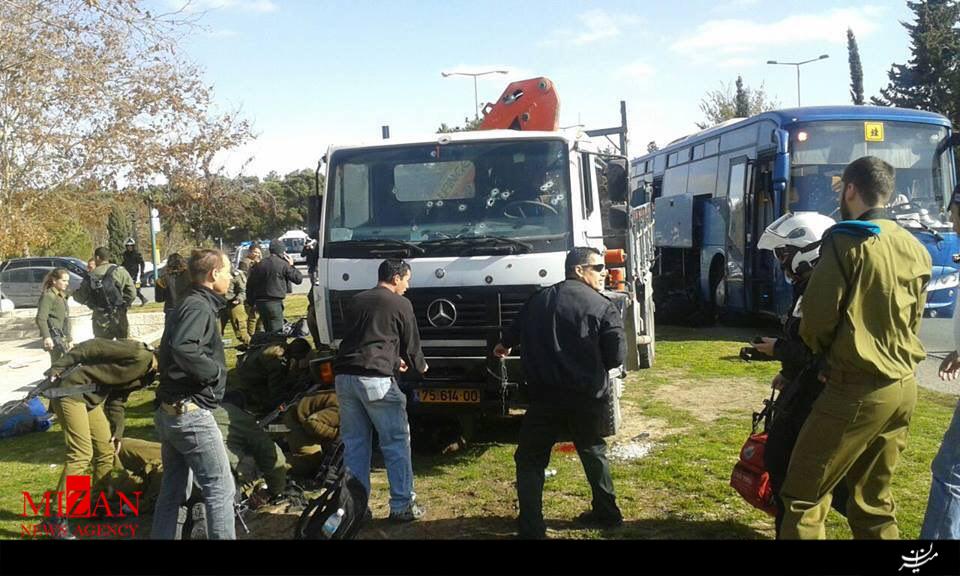 ورود یک کامیون به میان شهرک نشینان صهیونیست در قدس اشغالی/3 صهیونیست به هلاکت رسیدند/15 نفر دیگر زخمی شدند+تصاویر