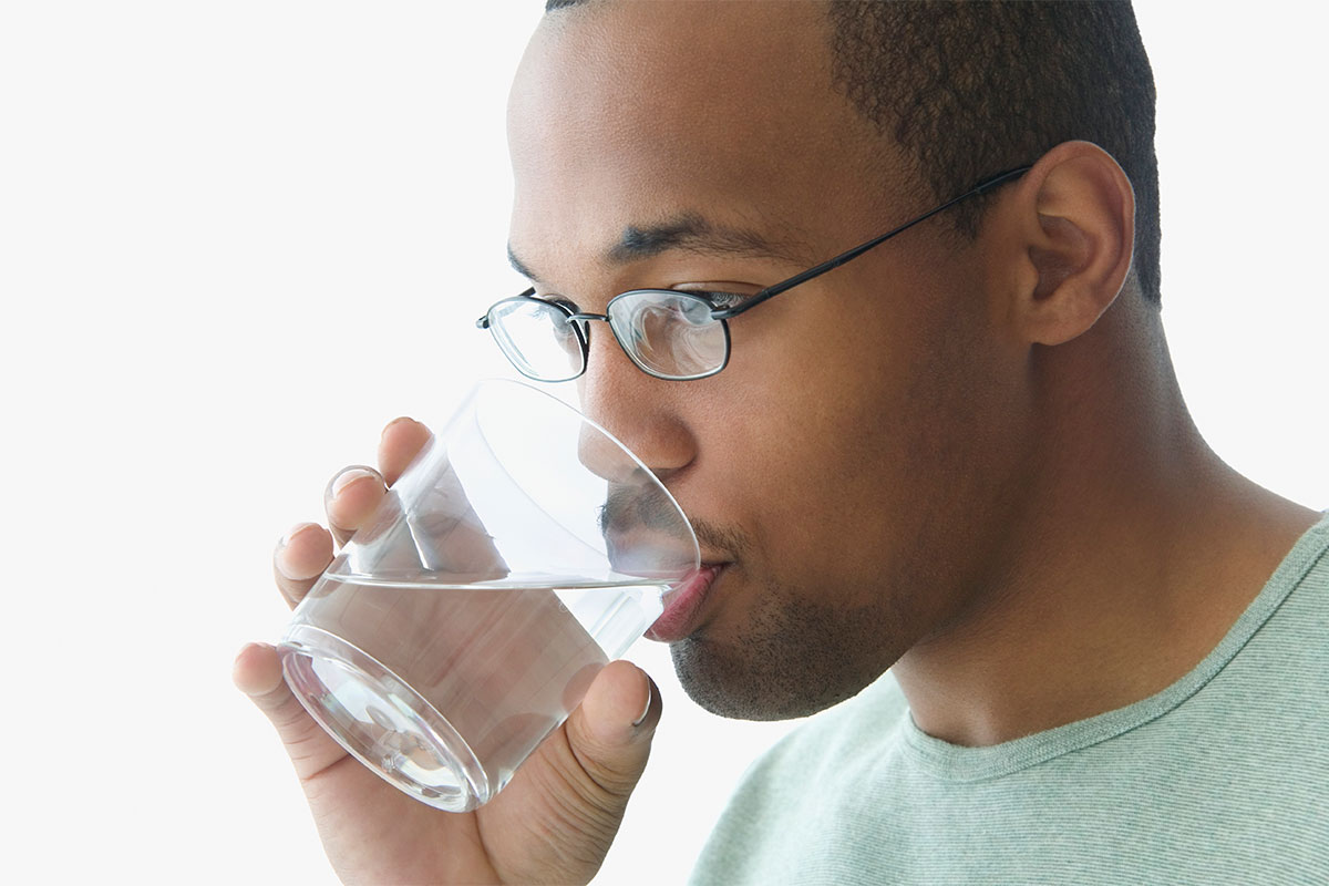 «نوشیدن آب» در حمام، همراه غذا و در حالت ناشتا برای بدن بسیار مضر است