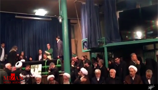 حضور مردم و چهره ها بر سر پیکر آیت الله هاشمی رفسنجانی در حسینیه جماران + فیلم