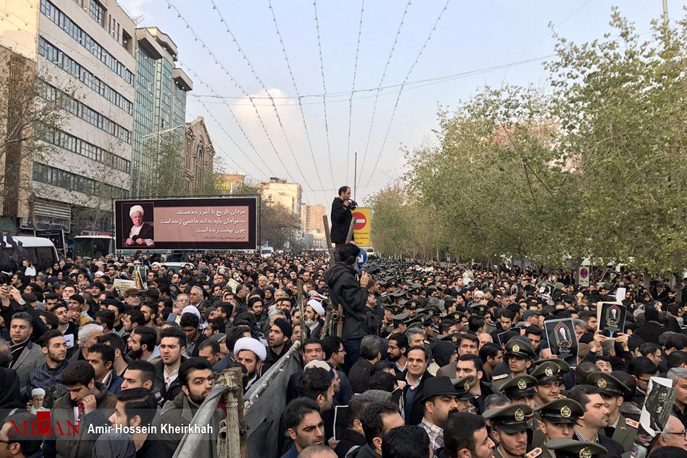 آغاز مراسم تشییع پیکر آیت الله هاشمی رفسنجانی/حضور رهبر معظم انقلاب تا دقایقی دیگر در دانشگاه تهران