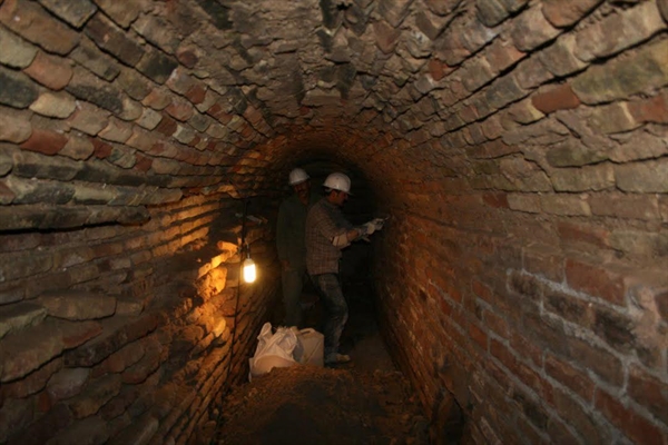 کشف بخشی از سازه‌های آبی زیرزمینی در شهر تاریخی اصفهان