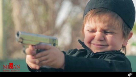 داعش اعدام گروگان سوری را بدست کودک 3 ساله سپرد! + فیلم (16+)