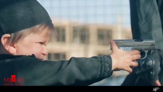 داعش اعدام گروگان سوری را بدست کودک 3 ساله سپرد! + فیلم (16+)