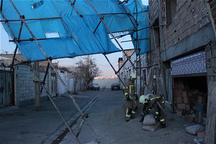 سقوط داربست ساختمان روی کابل برق+تصاویر