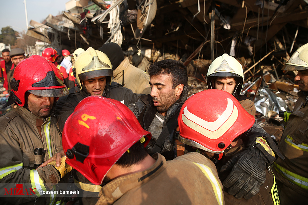عیادت نماینده رهبرانقلاب از آتش نشانان مصدوم حادثه ساختمان پلاسکو