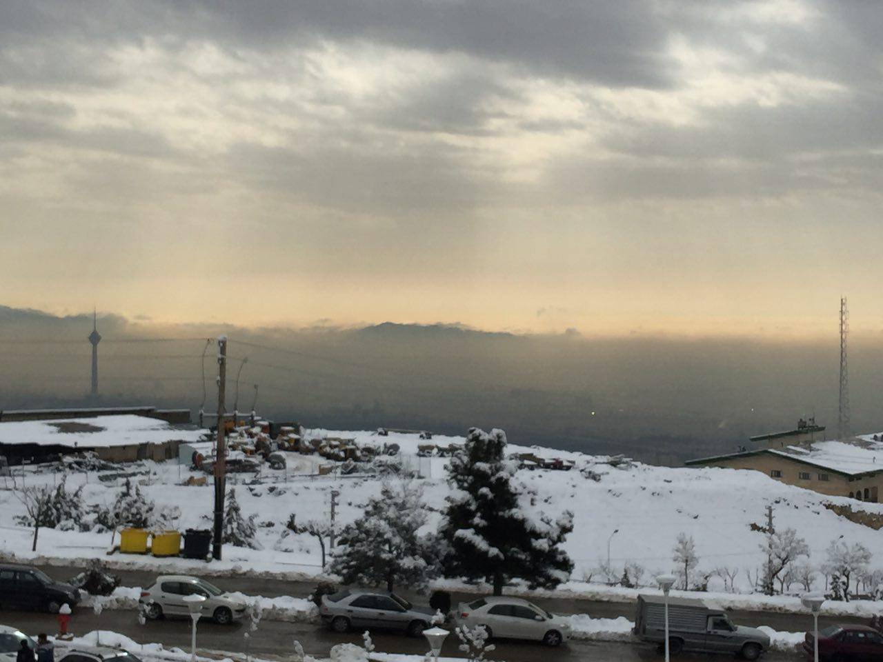 نمایی از آلودگی هوای تهران در یک روز برفی