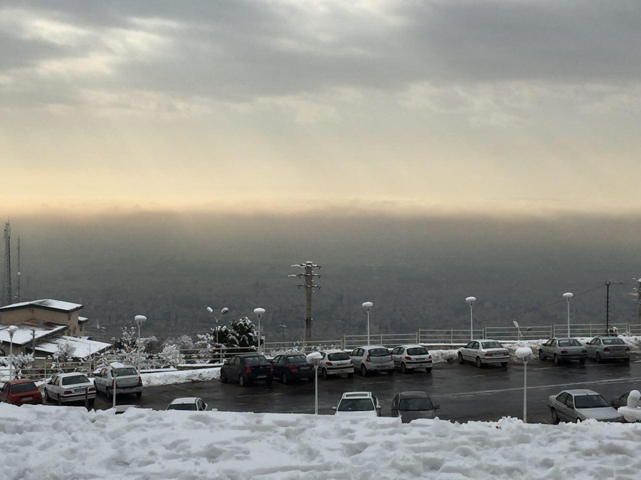 نمایی از آلودگی هوای تهران در یک روز برفی