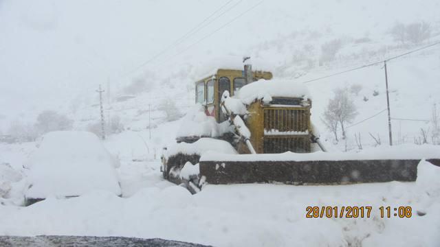 بارش یک متری برف در گردنه ژالانه/ راه ارتباطی منطقه اورامان بسته شد
