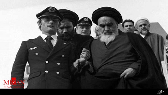 تصاویر کمتر دیده‌شده از امام خمینی(ره) در پرواز 12 بهمن 57 + فیلم