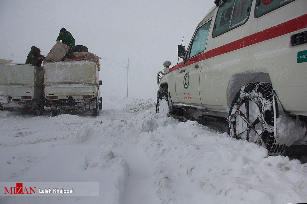 امدادرسانی در برف و کولاک 12 استان/ نجات یک نفر در مهاباد از زیر آوار بهمن