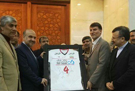 اهدای لباس امضا شده تیم ملی والیبال ایران به آستان حضرت امام (ره)