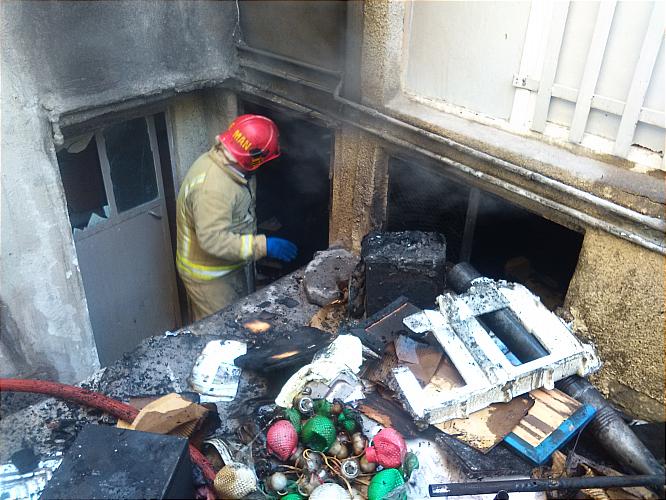 آتش سوزی در محل سکونت زن کهنسال در زیرزمین خانه+تصاویر