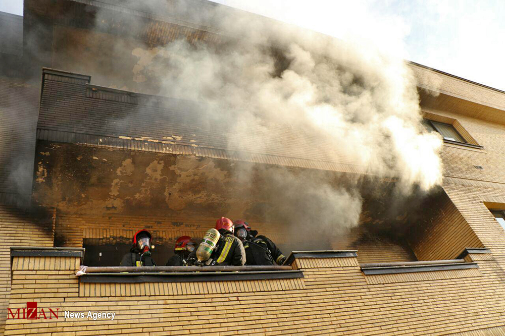 آتش سوزی گسترده در یک ساختمان 14 واحدی/ نجات نوزاد 10 روزه و 12 ساکن دیگر