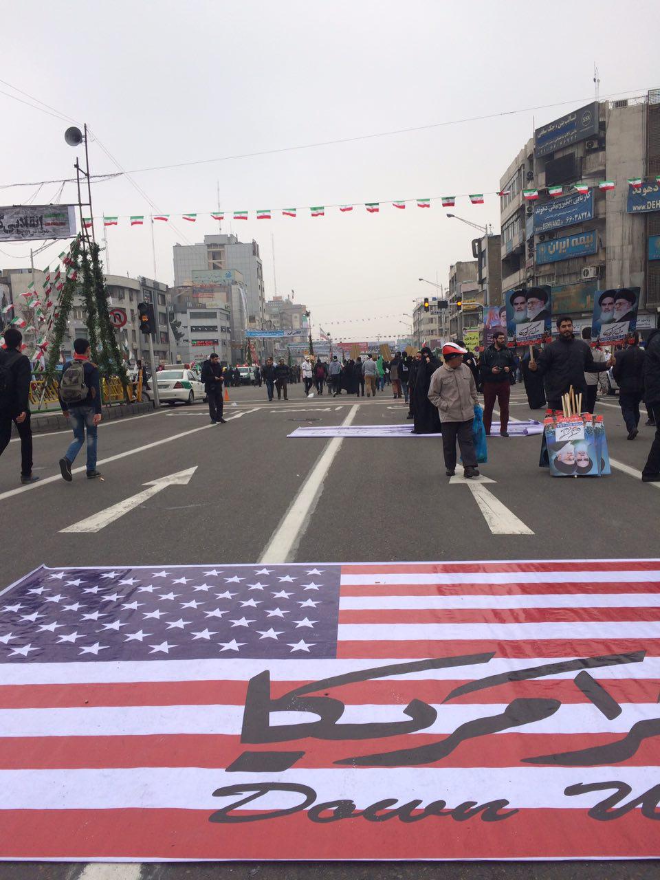 پرچم امریکا و اسرائیل زیر پای راهپیمان پهن شد+ تصاویر