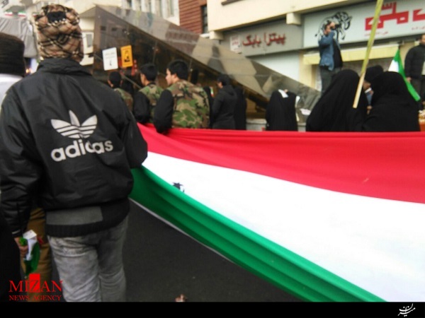 پرچم صد متری ایران در دست اقشار مختلف مردم + عکس