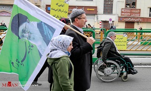 حضور جانبازان دفاع مقدس در راهپیمایی 22 بهمن/ همه سنین در این مراسم حضور دارند