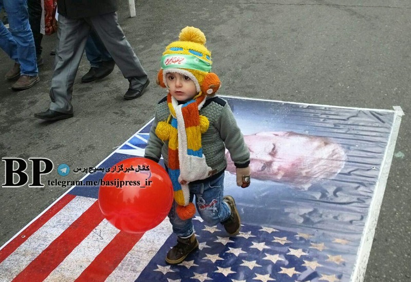 عکس/پرچم استکبار زیر پای کودکان انقلابی
