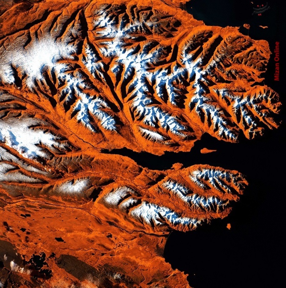 صخره های یخی در سواحل شمالی ایسلند
