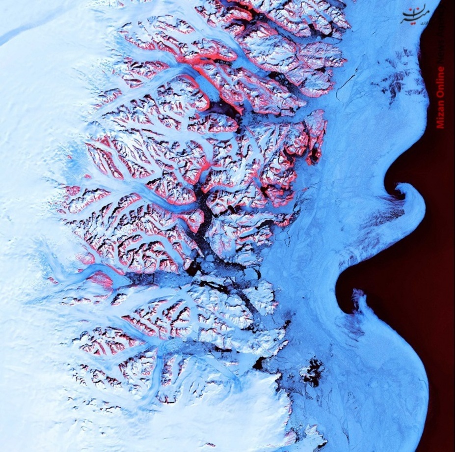 کوه های ساحلی در سواحل جنوب شرقی گرینلند