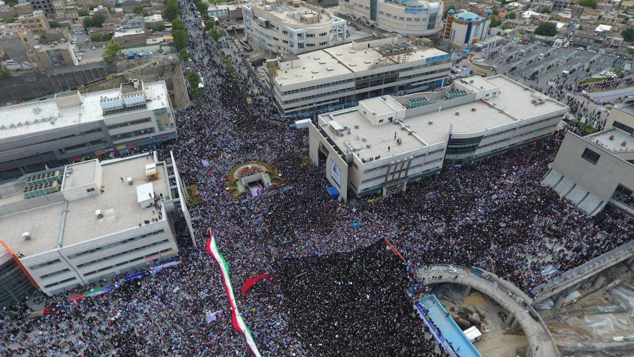 تصویر هوایی از اجتماع حامیان حجت الاسلام رئیسی در میدان شهدای مشهد| نیم ساعت قبل از شروع رسمی برنامه