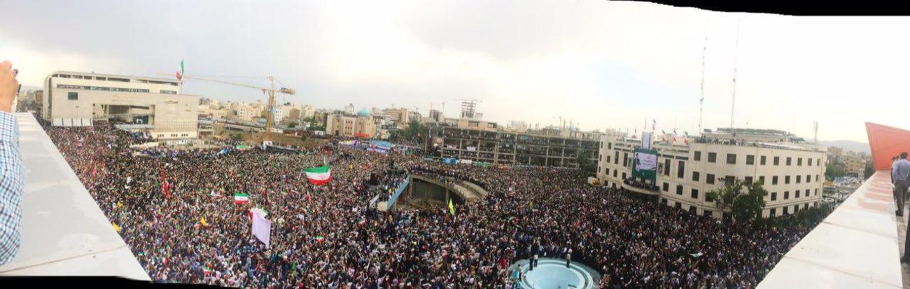 نیمی از جمعیت حاضر در میدان شهدای مشهد 
