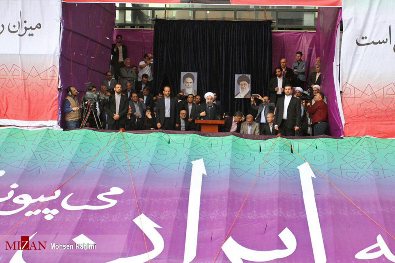 حضور حجت الاسلام روحانی در ورزشگاه تختی مشهد و میان حامیانش