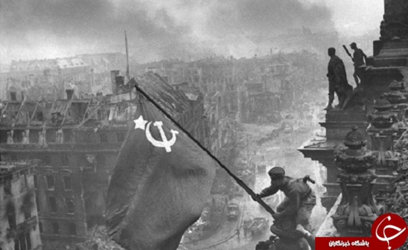 11- پرچم شوروی بر فراز برلین(جنگ جهانی دوم)