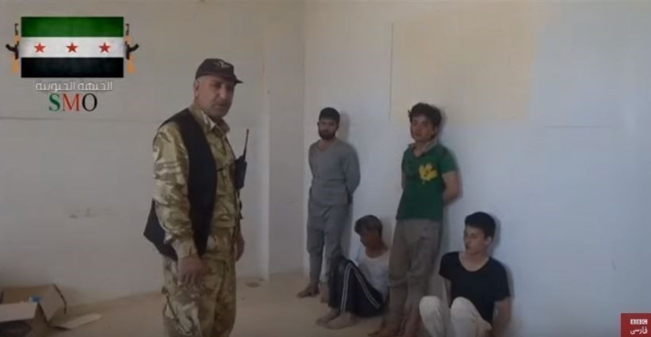 فرمانده تروریست‌ها در درعا - عباس (نفر اول سمت راست-نشسته) و حیدر (نفر اول سمت چپ- ایستاده)