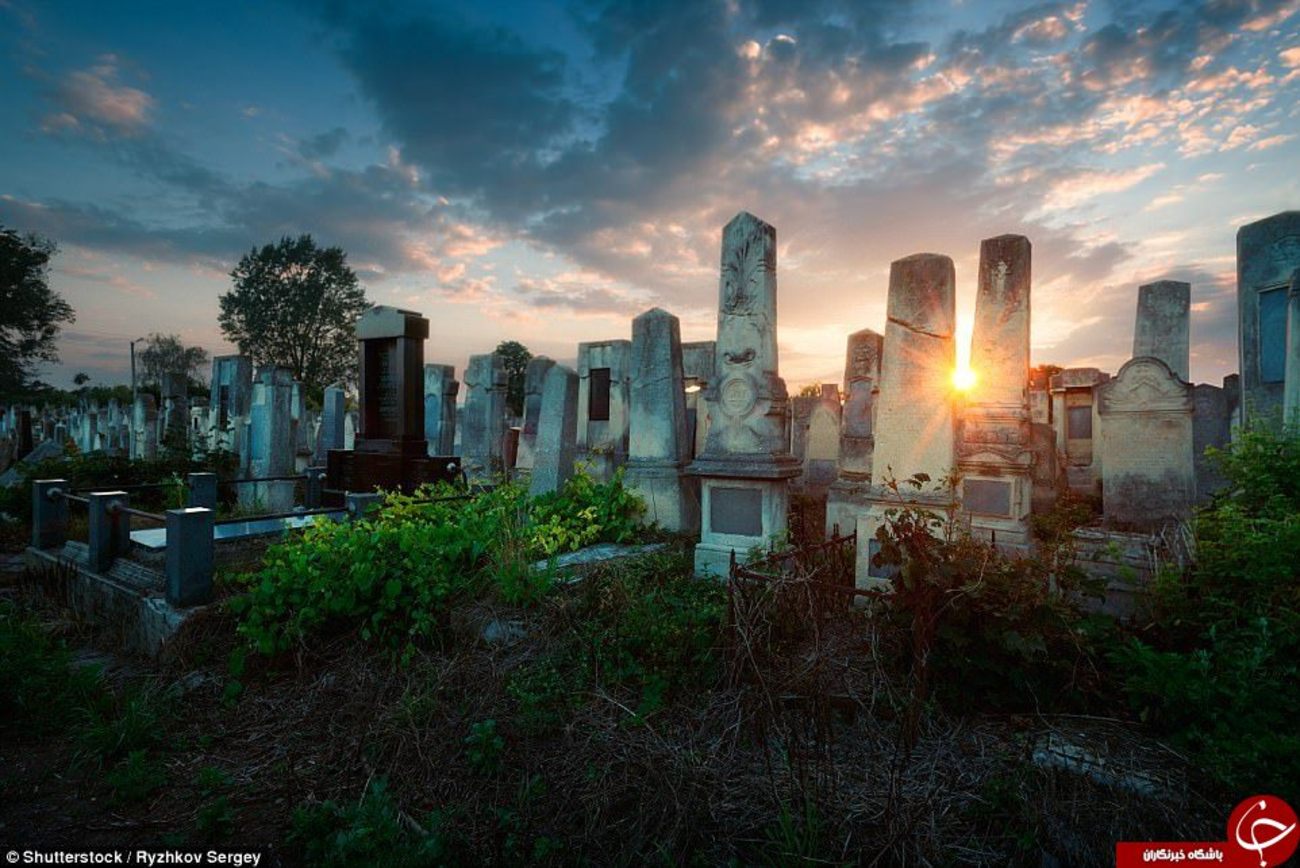 گورستان چرنیوتسی در اوکراین از بزرگترین قبرستان‎های یهودی تبار است که در آن اندازه قبرها نشان از ثروت و تمکن مالی متوفی دارد.