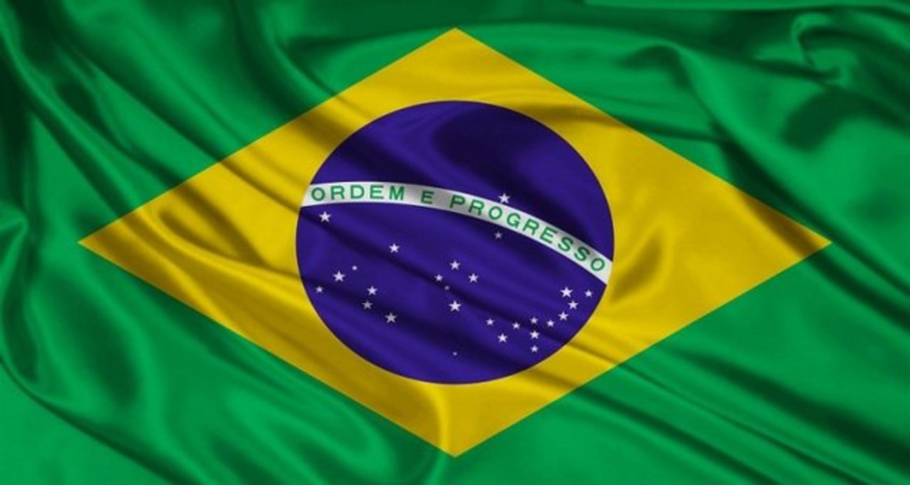 برزیل: سبز و زرد لقب تیم آمریکای جنوبی است که به خاطر رنگ پرچم این کشور به آن داده شده است. با این حال چون بیشتر رنگ پرچم آن‌ها زرد است به آن‌ها قناری‌ها نیز می‌گویند.