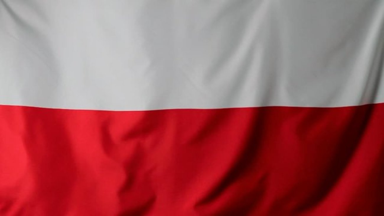 لهستان: قرمز و سفیدها لقب این تیم اروپایی است که به خاطر رنگ پرچم به آن‌ها داده شده است. گاهی اوقات به تیم ملی لهستان عقاب‌های سفید یا عقاب‌های لهستانی گفته می‌شود.