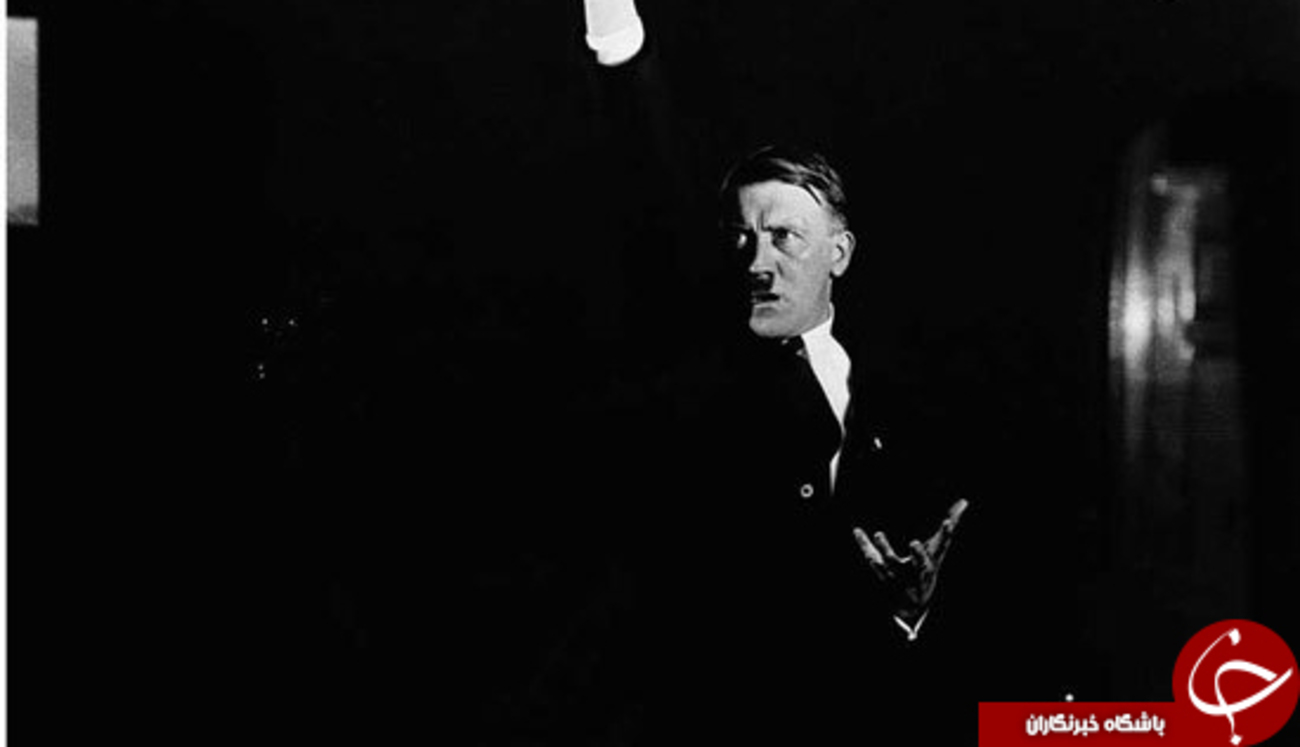 تمرین برای یک سخنرانی بزرگ

هیتلر سخنرانی و ژست هایش را در مقابل یک عکاس تمرین می‌کند تا بتواند حرکاتش و تاثیرات آن را مطالعه کند. هیتلر یک سخنران عمومی محرک بود.
 