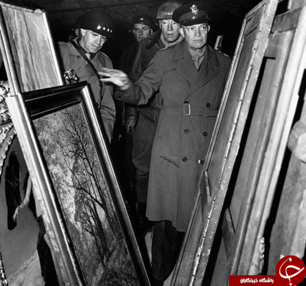 ژنرال آیزنهاور، ۱۹۴۵
 
فرمانده عالی نیروهای متفقین، ژنرال آیزنهاور همراه با ژنرال عمر برادلی و ژنرال جورج پاتون در حال بازرسی آثار هنری دزدیده شده توسط سربازان نازی در معدن نمک آلمان