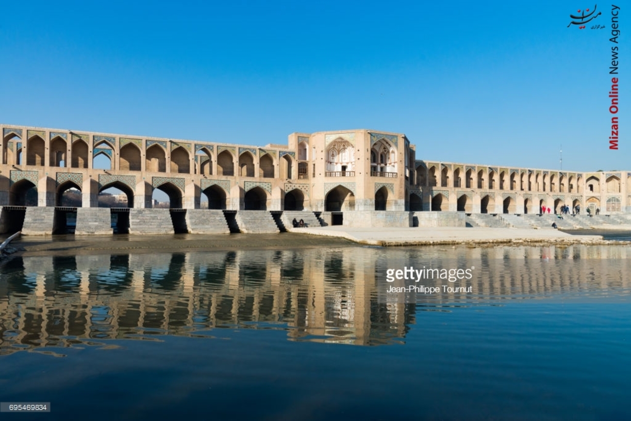 دورنمایی از پل خواجو در اصفهان در ایران